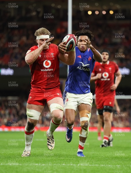 150226 - Wales v France, 2026 Guinness Six Nations - Theo Attissogbe of France and Aaron Wainwright of Wales compete for the ball