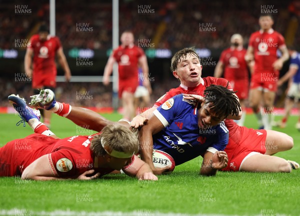 150226 - Wales v France, 2026 Guinness Six Nations - Theo Attissogbe of France dives over only for the try to be ruled out for offside