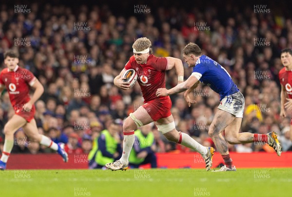 150226 - Wales v France, 2026 Guinness Six Nations - Aaron Wainwright of Wales charges forward