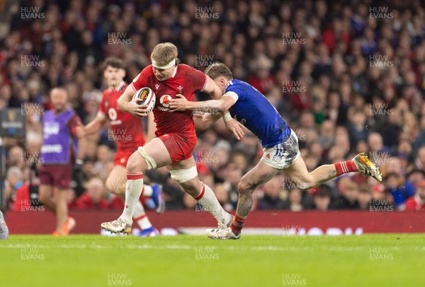 150226 - Wales v France, 2026 Guinness Six Nations - Aaron Wainwright of Wales charges forward