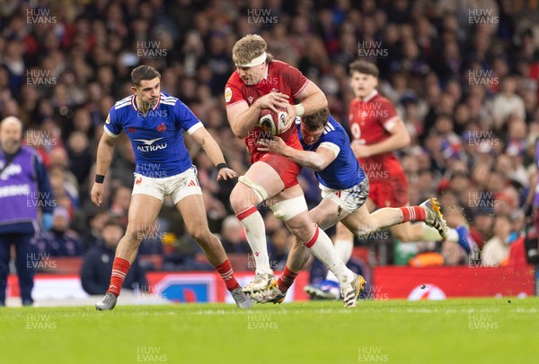 150226 - Wales v France, 2026 Guinness Six Nations - Aaron Wainwright of Wales charges forward