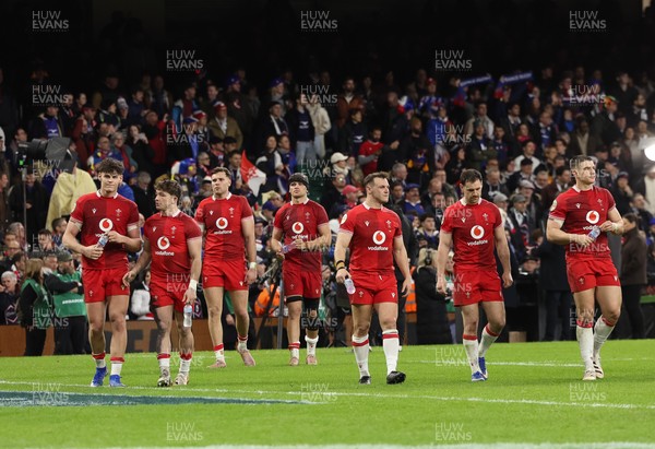 150226 - Wales v France, 2026 Guinness Six Nations - Wales make their way around the pitch at the end of the match