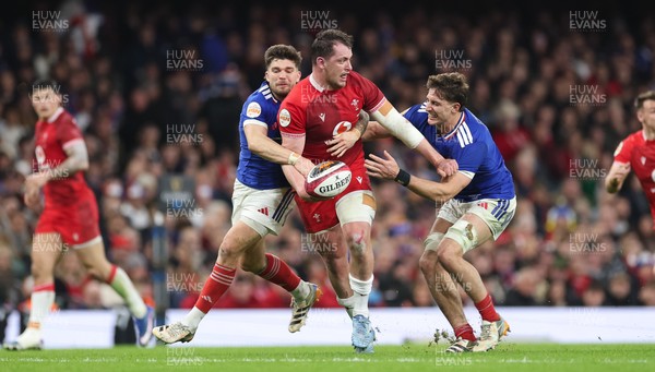 150226 - Wales v France, 2026 Guinness Six Nations - Ryan Elias of Wales looks for support