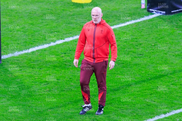 150226 - Wales v France - Guinness Six Nations - Wales head coach Steve Tandy during the warm up