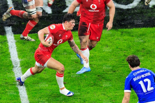 150226 - Wales v France - Guinness Six Nations - Louis Rees-Zammit of Wales looks to attack