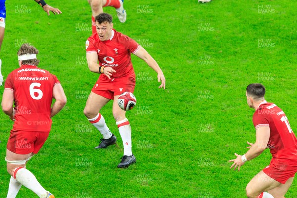 150226 - Wales v France - Guinness Six Nations - Jarrod Evans of Wales passes the ball