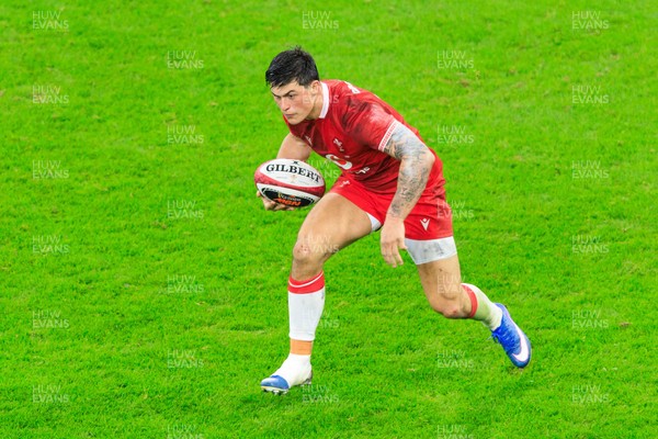 150226 - Wales v France - Guinness Six Nations - Louis Rees-Zammit of Wales looks for a gap