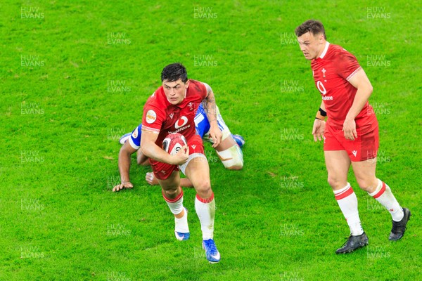 150226 - Wales v France - Guinness Six Nations - Louis Rees-Zammit of Wales looks for a gap