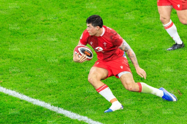 150226 - Wales v France - Guinness Six Nations - Louis Rees-Zammit of Wales looks for a gap