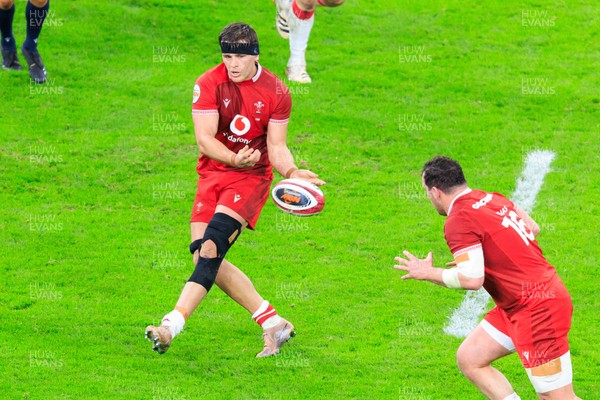150226 - Wales v France - Guinness Six Nations - Alex Mann of Wales passes the ball to Ryan Elias