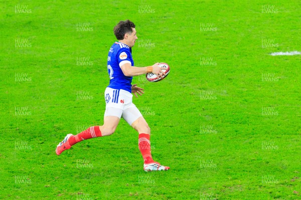 150226 - Wales v France - Guinness Six Nations - Baptiste Serin of France on the attack