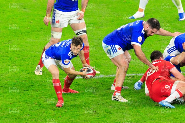 150226 - Wales v France - Guinness Six Nations - Baptiste Serin of France passes the ball