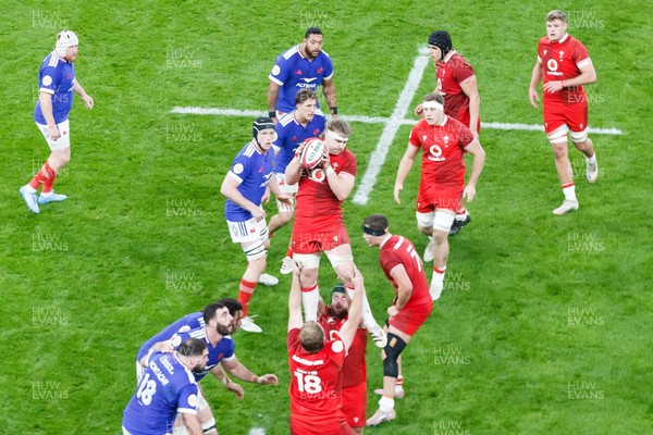 150226 - Wales v France - Guinness Six Nations - Aaron Wainwright of Wales wins a lineout