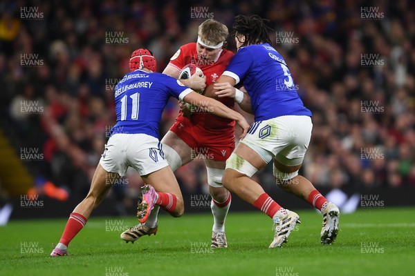 150226 - Wales v France - Guinness Men's Six Nations - Aaron Wainwright of Wales is challenged by Louis Bielle-Biarrey of France