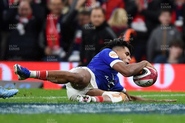 150226 - Wales v France - Guinness Men's Six Nations - Theo Attissogbe of France runs in to score a try