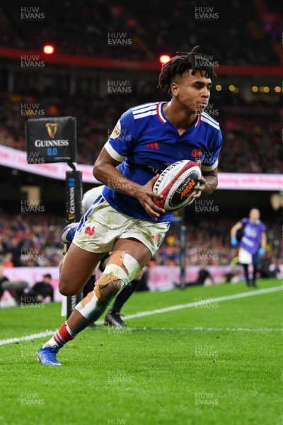 150226 - Wales v France - Guinness Men's Six Nations - Theo Attissogbe of France runs in to score a try