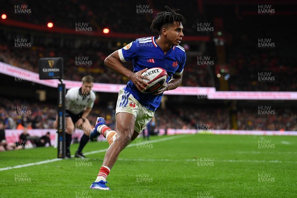 150226 - Wales v France - Guinness Men's Six Nations - Theo Attissogbe of France runs in to score a try
