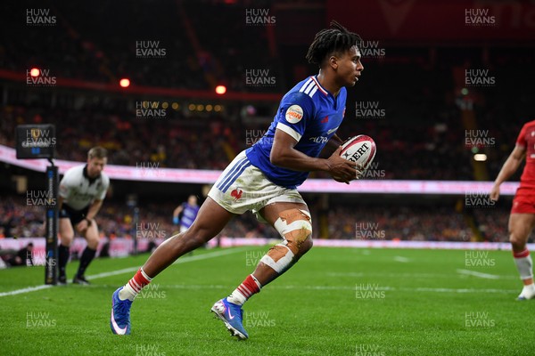 150226 - Wales v France - Guinness Men's Six Nations - Theo Attissogbe of France runs in to score a try
