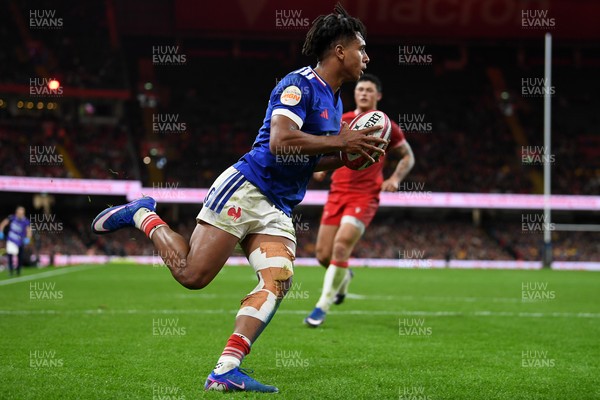 150226 - Wales v France - Guinness Men's Six Nations - Theo Attissogbe of France runs in to score a try