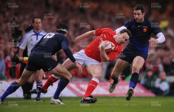 15.03.08 - Wales v France - RBS Six Nations 2008 - Wales' Mark Jones is tackled by France's Anthony Floch(L) and Julien Malzieu 