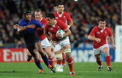 15.10.11 - Wales v France - Rugby World Cup Semi-Final 2011 - Toby Faletau of Wales breaks though the French defence. 
