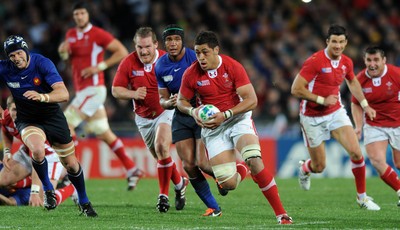 15.10.11 - Wales v France - Rugby World Cup Semi-Final 2011 - Toby Faletau of Wales breaks though the French defence. 