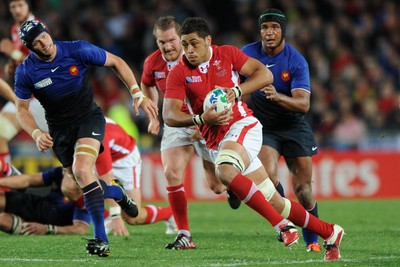 15.10.11 - Wales v France - Rugby World Cup Semi-Final 2011 - Toby Faletau of Wales breaks though the French defence. 