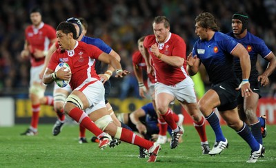 15.10.11 - Wales v France - Rugby World Cup Semi-Final 2011 - Toby Faletau of Wales breaks though the French defence. 