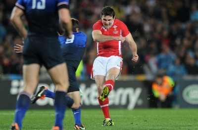 15.10.11 - Wales v France - Rugby World Cup Semi-Final 2011 - Stephen Jones of Wales attempts a drop-goal. 