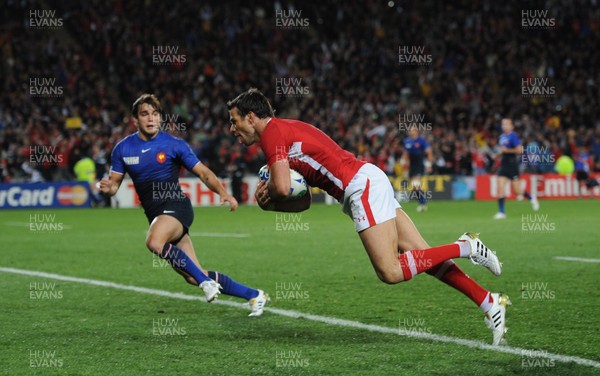 15.10.11 - Wales v France - Rugby World Cup Semi-Final 2011 - Mike Phillips of Wales scores try. 