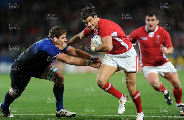 15.10.11 - Wales v France - Rugby World Cup Semi-Final 2011 - Mike Phillips of Wales runs in to score try. 