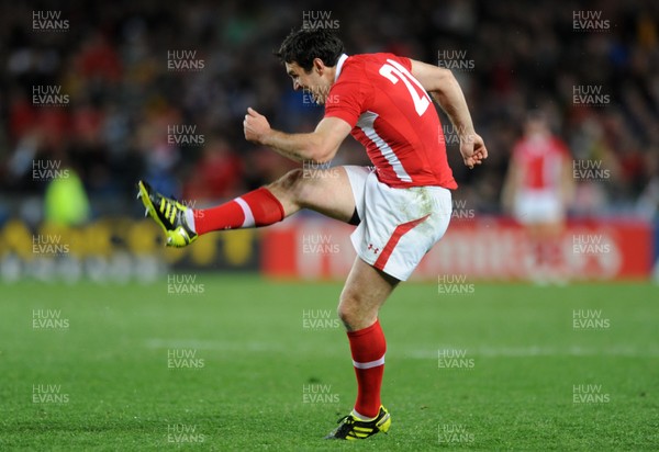 15.10.11 - Wales v France - Rugby World Cup Semi-Final 2011 - Stephen Jones of Wales kicks at goal. 