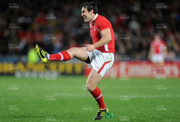15.10.11 - Wales v France - Rugby World Cup Semi-Final 2011 - Stephen Jones of Wales kicks at goal. 