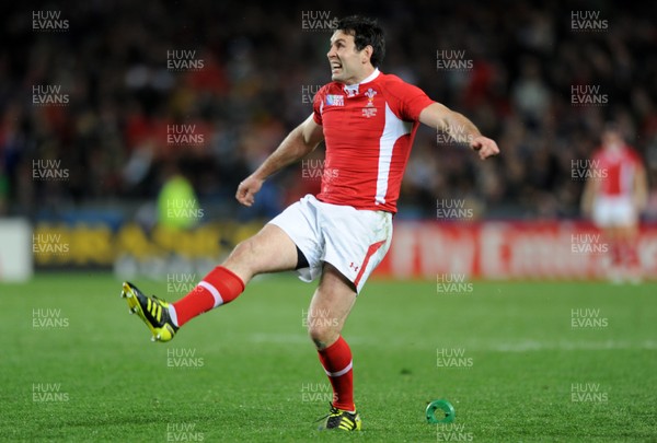 15.10.11 - Wales v France - Rugby World Cup Semi-Final 2011 - Stephen Jones of Wales kicks at goal. 