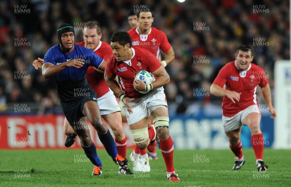 15.10.11 - Wales v France - Rugby World Cup Semi-Final 2011 - Toby Faletau of Wales breaks though the French defence. 