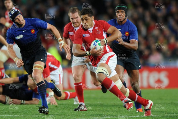 15.10.11 - Wales v France - Rugby World Cup Semi-Final 2011 - Toby Faletau of Wales breaks though the French defence. 