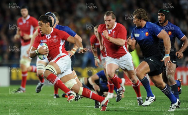 15.10.11 - Wales v France - Rugby World Cup Semi-Final 2011 - Toby Faletau of Wales breaks though the French defence. 