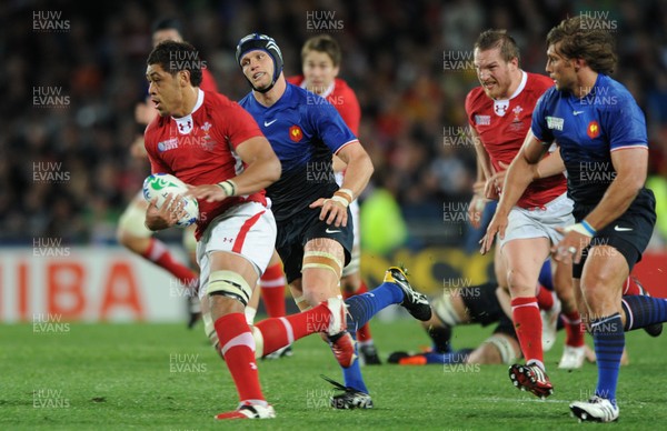 15.10.11 - Wales v France - Rugby World Cup Semi-Final 2011 - Toby Faletau of Wales breaks though the French defence. 