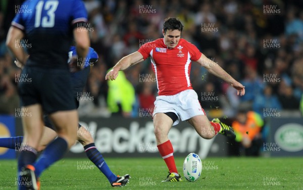 15.10.11 - Wales v France - Rugby World Cup Semi-Final 2011 - Stephen Jones of Wales attempts a drop-goal. 