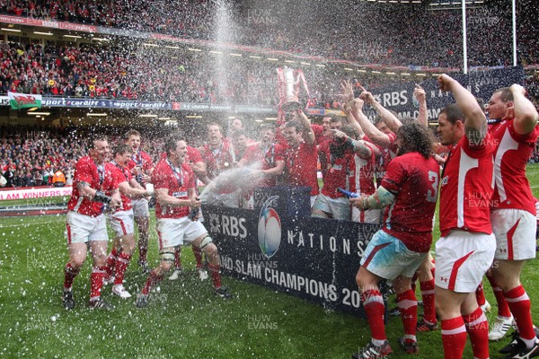 170312 - Wales v France - RBS Six Nations 2012 -The team celebrate