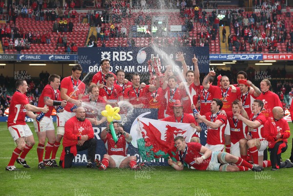 170312 -  Wales v France, RBS 6 Nations - Wales team celebrate after beating France to win the Grand Slam