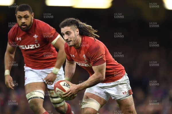 170318 - Wales v France - NatWest 6 Nations 2018 - Josh Navidi of Wales looks for a way through