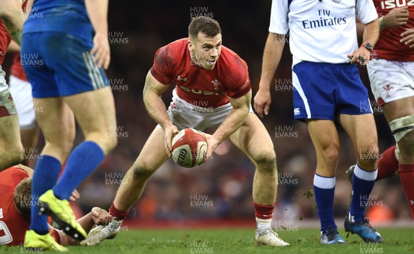 170318 - Wales v France - NatWest 6 Nations 2018 - Gareth Davies of Wales looks for a gap