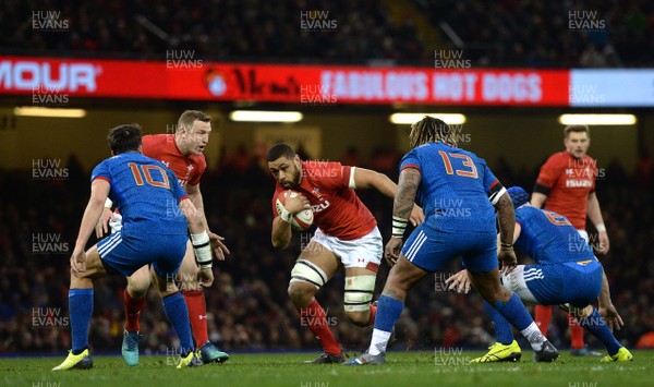 170318 - Wales v France - NatWest 6 Nations 2018 - Taulupe Faletau of Wales looks for a way through