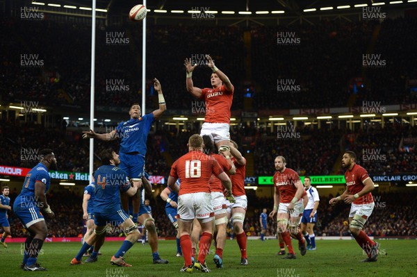 170318 - Wales v France - NatWest 6 Nations 2018 - Aaron Shingler of Wales takes line out ball