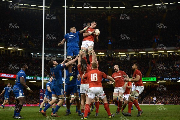 170318 - Wales v France - NatWest 6 Nations 2018 - Aaron Shingler of Wales takes line out ball