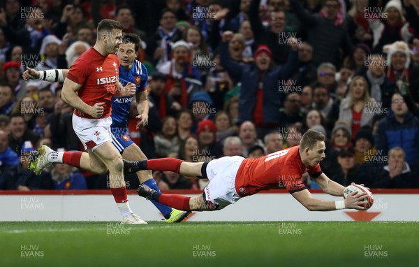 170318 - Wales v France - Natwest 6 Nations Championship - Liam Williams of Wales dives over to score a try