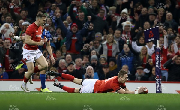 170318 - Wales v France - Natwest 6 Nations Championship - Liam Williams of Wales dives over to score a try