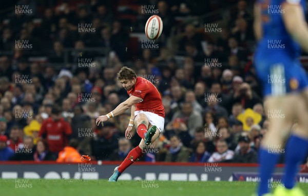 170318 - Wales v France - Natwest 6 Nations Championship - Leigh Halfpenny of Wales kicks a penalty