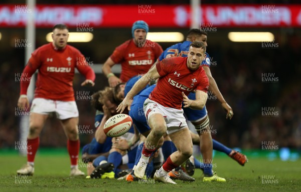 170318 - Wales v France - Natwest 6 Nations Championship - Gareth Davies of Wales gets the ball from Maxime Machenaud of France